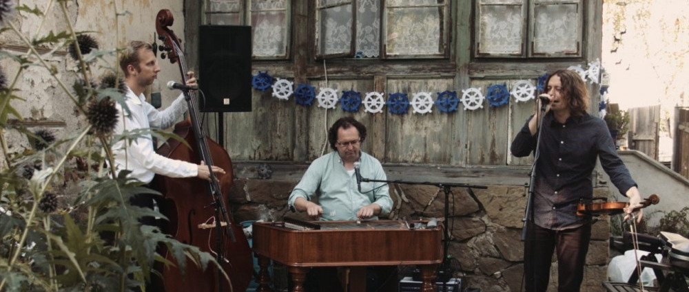 Kapela PONK představuje videoklip ke skladbě „Děvčica z dědiny“.