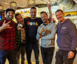 FIVE O'CLOCK TEA vstupují do nové éry se singlem Barevný světy