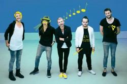 Podívejte se na nový klip NEBE 'Pláštěnky'