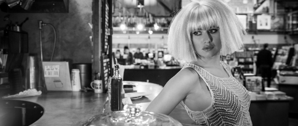 EMMA SMETANA má nový klip. Je ve stylu šedesátek, westernu a Bollywoodu