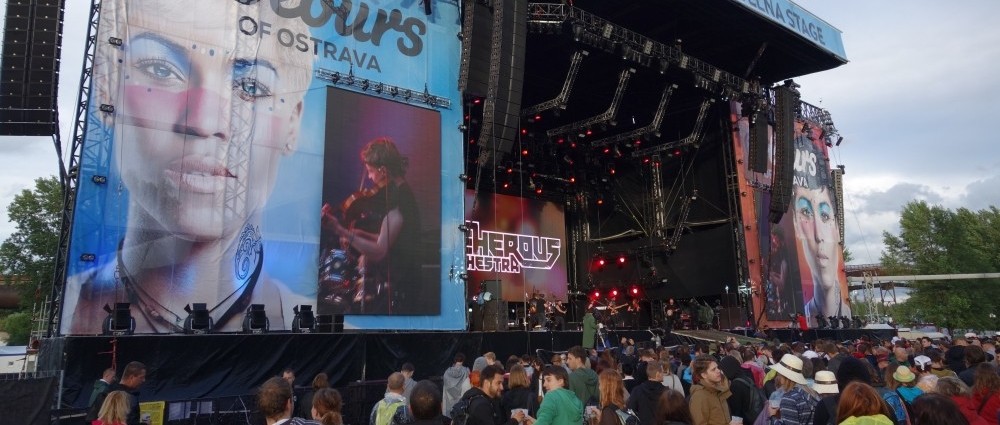 Festival Colours of Ostrava začal ve velkém stylu. TAME IMPALA, SLOWDIVE i M83 nadchli