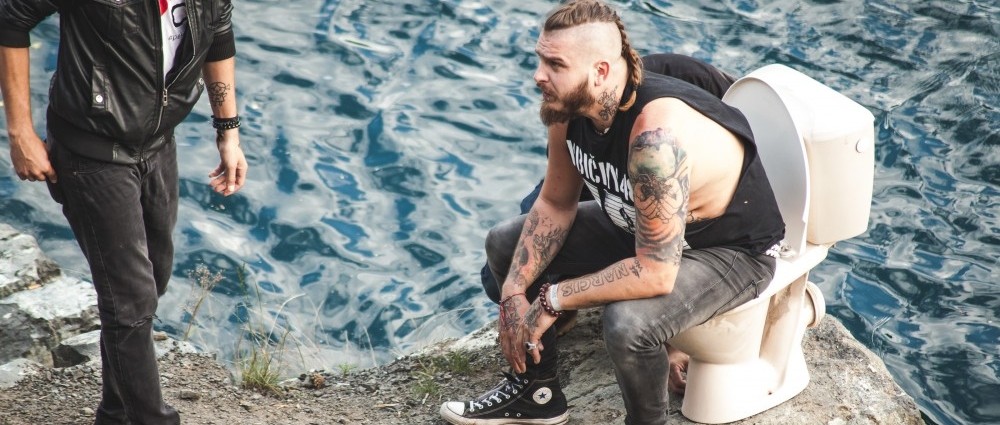 RYBIČKY 48 si v klipu utahují z rapujících boybandů