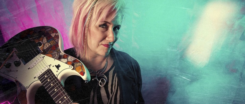 Na Kytaru napříč žánry přijede JENNIFER BATTEN. Hrála s Jacksonem i Beckem