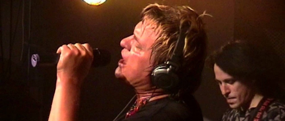 VILÉM ČOK představil klip k písni Zbožňuju tvou buchtu. Začátek je... hustý