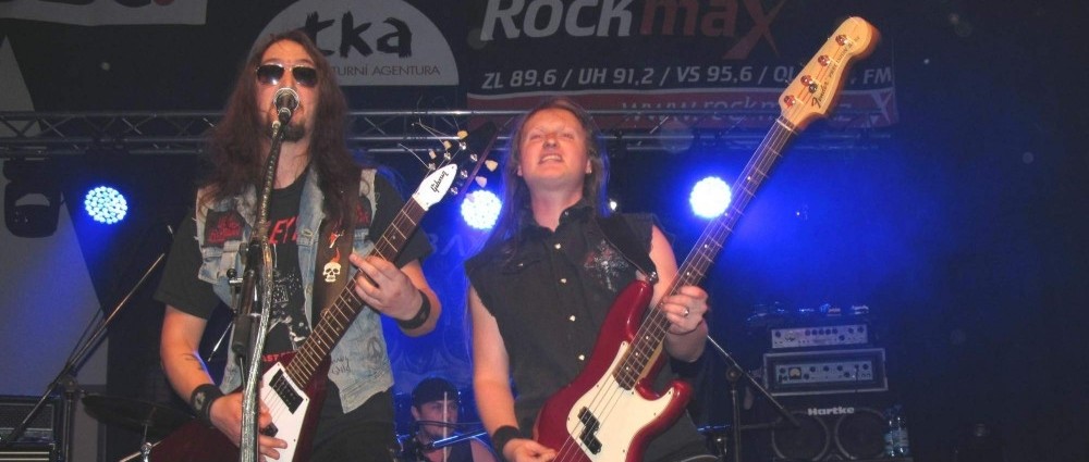 WITCH HAMMER: Ve třech a česky