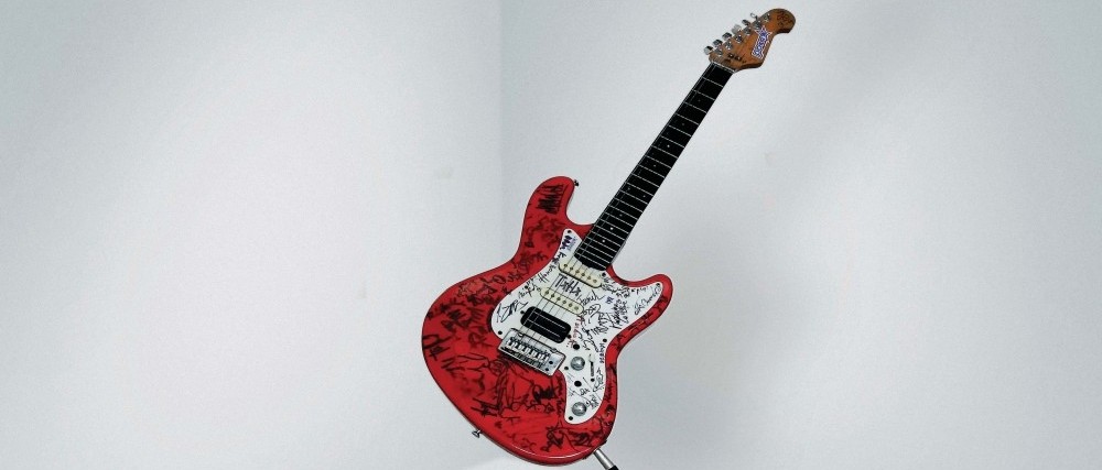 HONZA HOMOLA vydražil kytaru za 120 tisíc