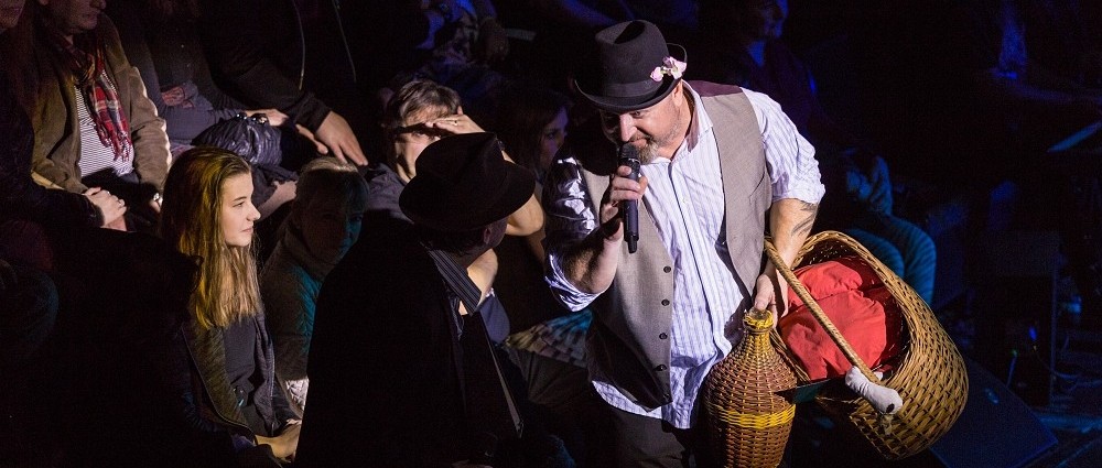 Proces potěší milovníky metalu a absurdního humoru