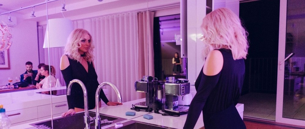 MARKÉTA KONVIČKOVÁ má sexy písničku i klip