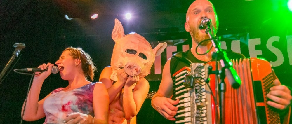 HELEMESE: Deset let muziky a mejdanů