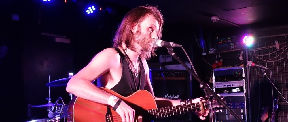 V Rock Café se zpívaly a hrály písně z projektů Chrise Cornella