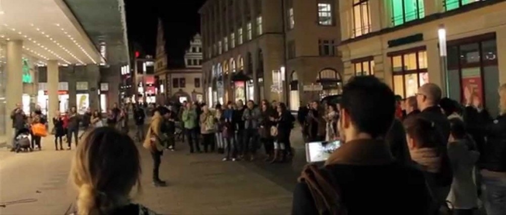 MARTIN HARICH miluje busking. Jezdí po Evropě a hraje v ulicích