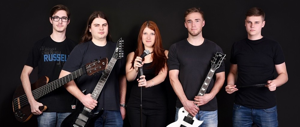 D. RIPPER: Tvrdší podklad, ženský zpěv