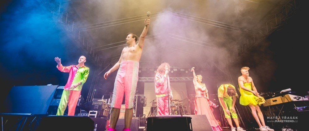 MONKEY BUSINESS mají v klipu slavné sportovce, Martu Kubišovou i bratry Škarohlídy