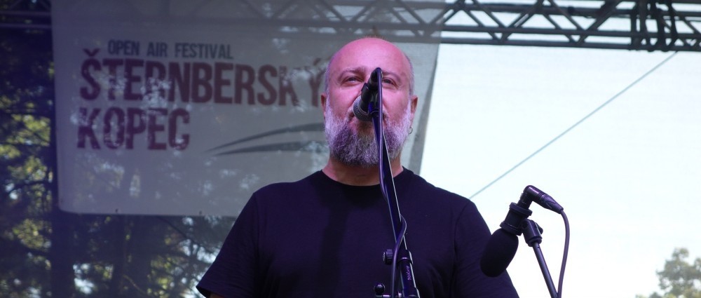 HISTORKY ZE ZÁKULISÍ: Mersí bubnoval s Burmou Jones a propadl pódiem