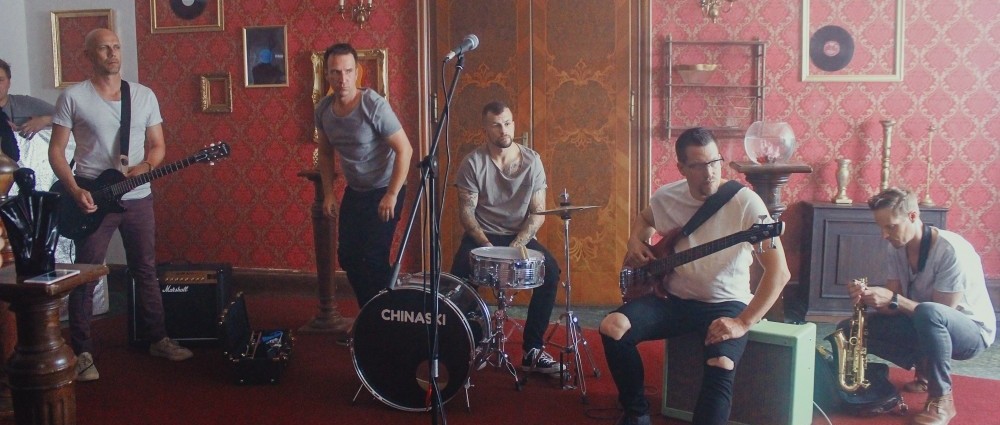 Petr Čtvrtníček hraje v novém klipu CHINASKI milionáře