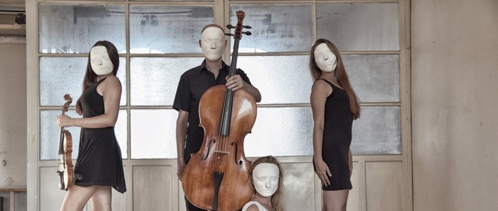 Smyčcové duo NO AMBITION se ptá ve skladbě Him na existenci Boha (+ videoklip)