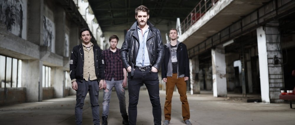 Skupina THIS s Vojtou Kotkem vydala EP a představuje klip s Jiřím Schmitzerem