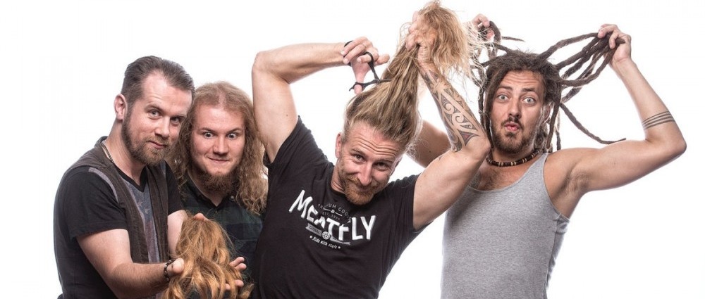 HELENINE OČI mají klip s cigaretovým nedopalkem