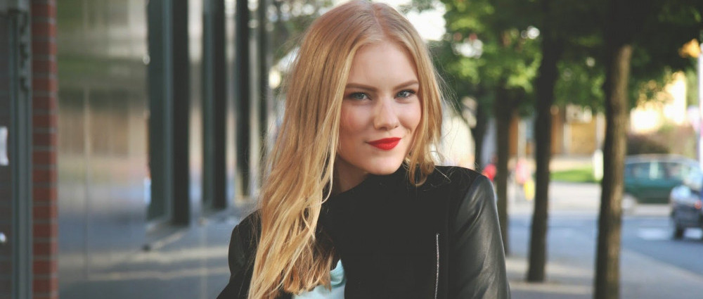 ANNET CHARITONOVÁ představuje nový klip Pryč! Jezdí v něm autem legendárních Profesionálů