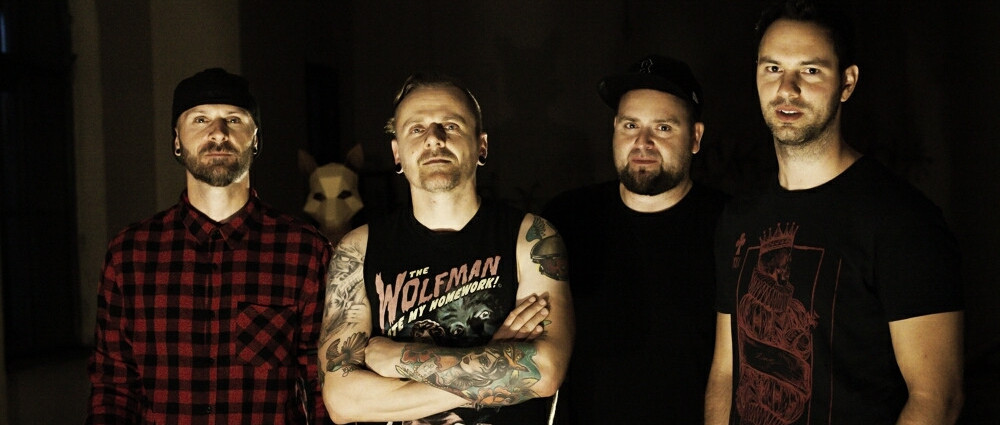 BIKKINYSHOP: Temný a emotivní crossover