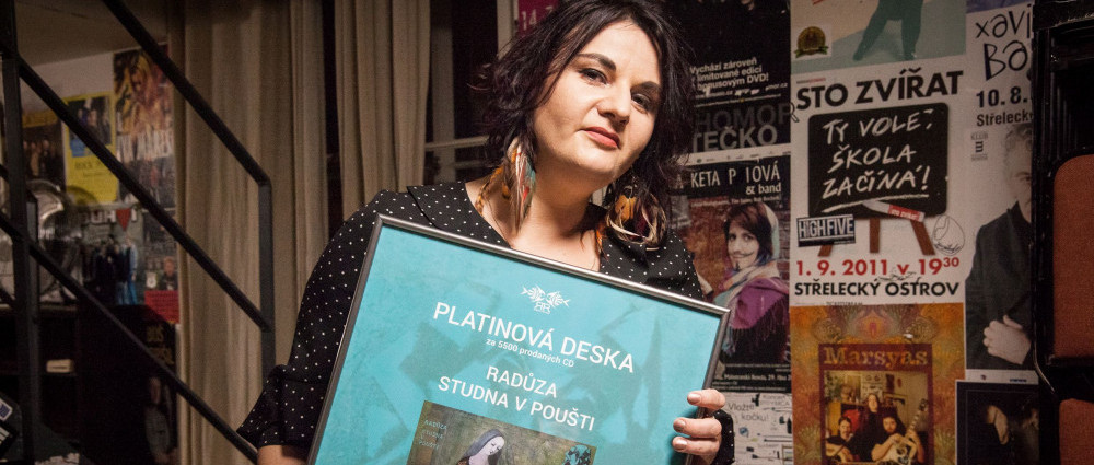 RADŮZA míří na turné a v Praze převzala platinovou desku