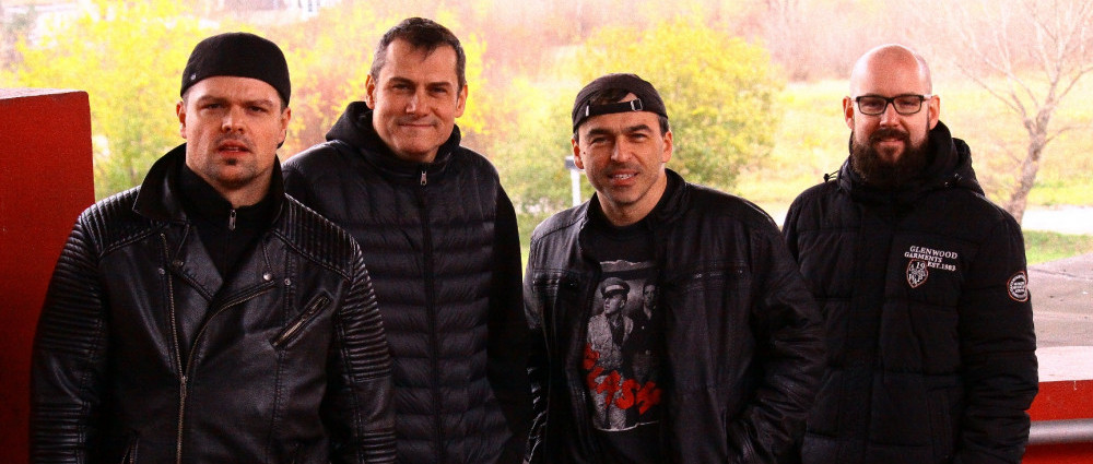 TOTÁLNÍ NASAZENÍ ve čtyřech v dalším bláznivém klipu