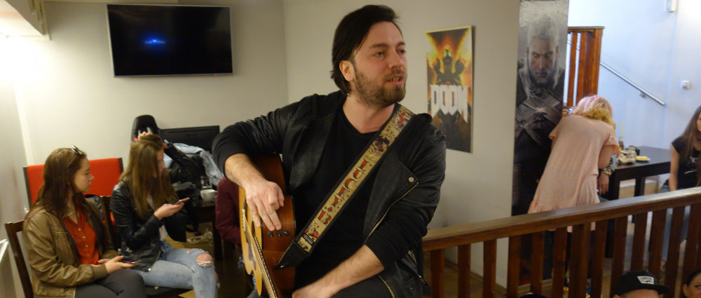 IMODIUM, Bytové turné – 4. den: Na ochozu, plačící dítě a nahý muž v bazénu