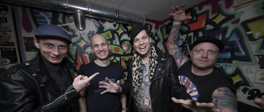 THE FIALKY vyhazují Kotvu