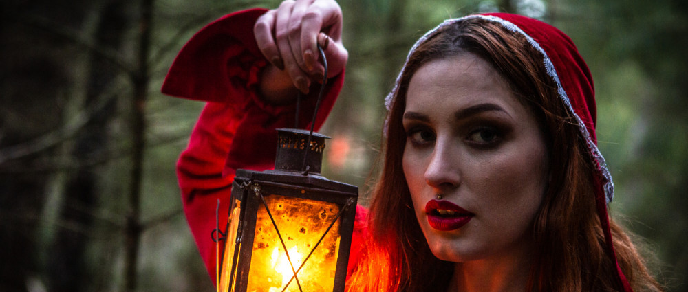 Básníci nu-metalu COCOTTE MINUTE vypouští temný Vlčí hrad s vraždící Karkulkou