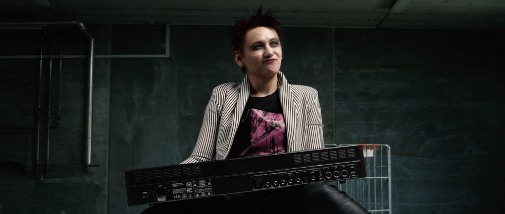 One woman show LOVE MY SCIENCE na jej prvom online koncerte