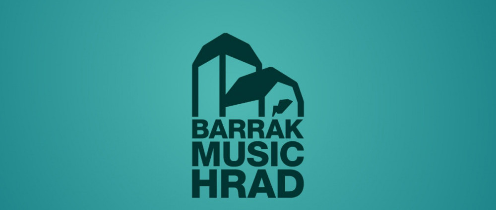 Živé jednodenní koncerty, divadelní představení a performance nabízí Barrák music hrad