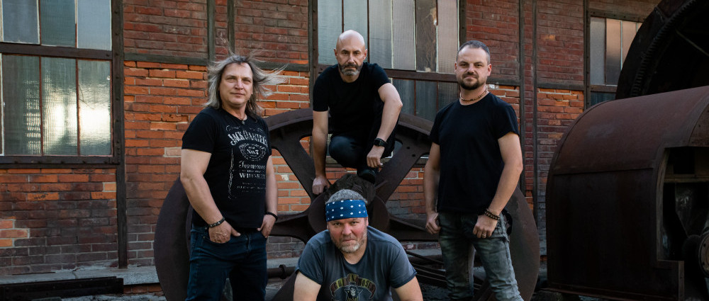 PUBLIC RELATIONS obsadili post zpěváka