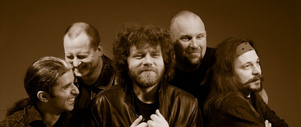 Bluesmani MRAKOPLAŠ vysílají hudební pořad z nezrušeného klubového turné