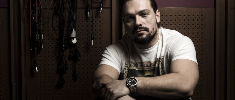 Rapper JAMES COLE je v novém klipu králem metaláků