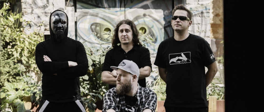 A NEW CHAPTER se v novém videu ostře pouští do internetových hrdinů