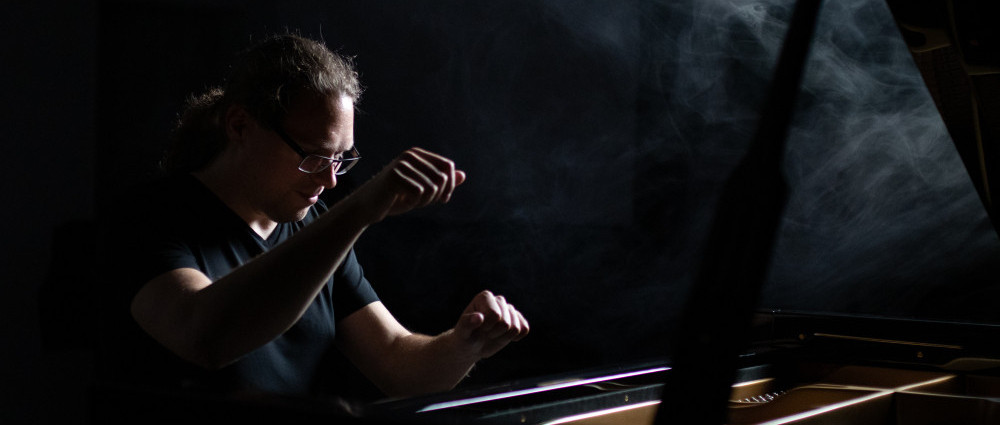 Michal Worek vzdává debutem hold klavíru