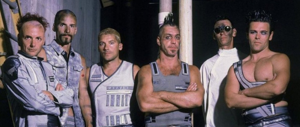 Perverzní debut RAMMSTEIN „Herzeleid“ slaví 25 let. Předobjednejte si vymazlenou reedici