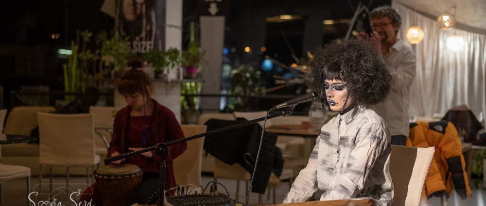 Divadlo se na chvíli opět rozeznělo! RockOpera Praha hrála za sklem kolemjdoucím