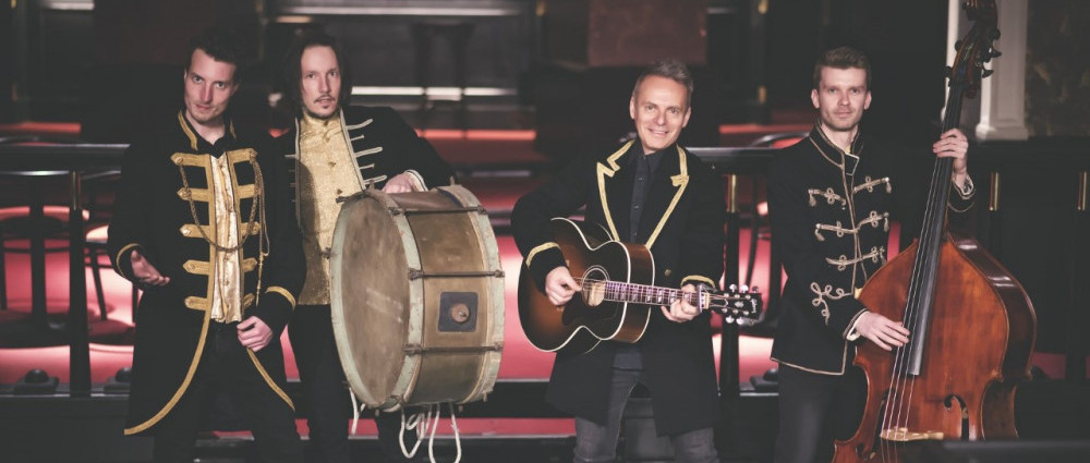 FROM se ohlíží do minulosti