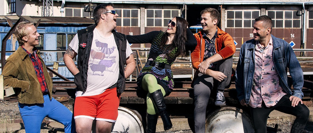 NOISEBLEED - Nic nenakopne kapelní morálku tak, jako board game night s flaškou dobrý medoviny