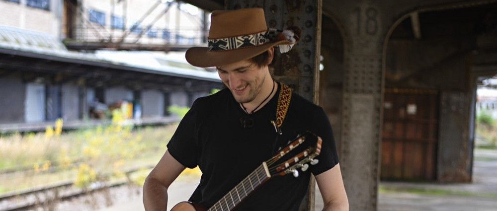 PORCELAIN SHARDS - Střepy v bílém plášti