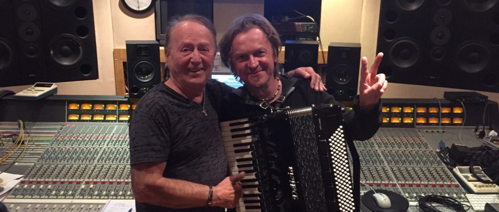 Dvojalbum Zpověď Karla Maříka je nevšedním hudebním pojetím dvou desítek básní Jiřího Žáčka