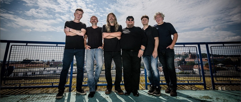 ŠKAREDÁ HOLKA - Kult hlásí comeback