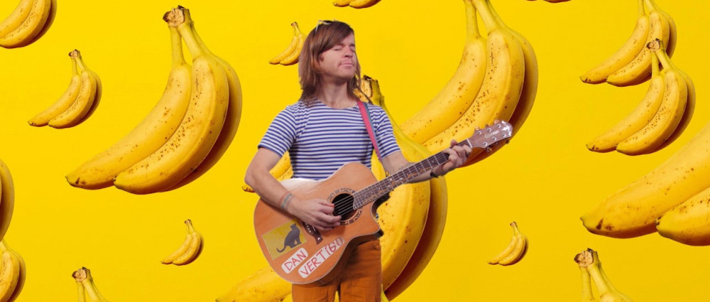 Chtěl bych žít jako pes, jít ven a neoblíkat se, hlásá Dan Vertígo v novém klipu