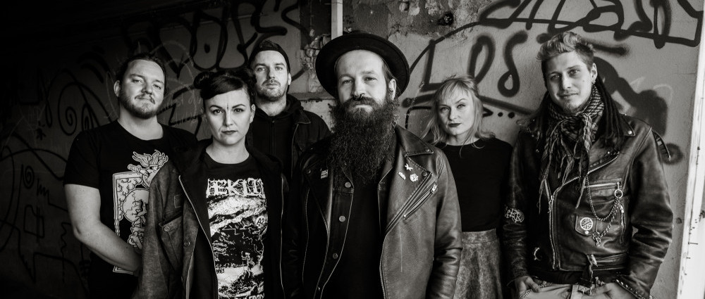 FAIL TOGETHER řeší, jestli skočit pod vlak nebo si vzít hypotéku někde na periferii...