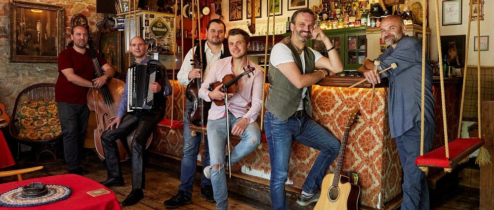 DOCUKU - Díky Bohu za každý úsměv a zářící zuby do tmy