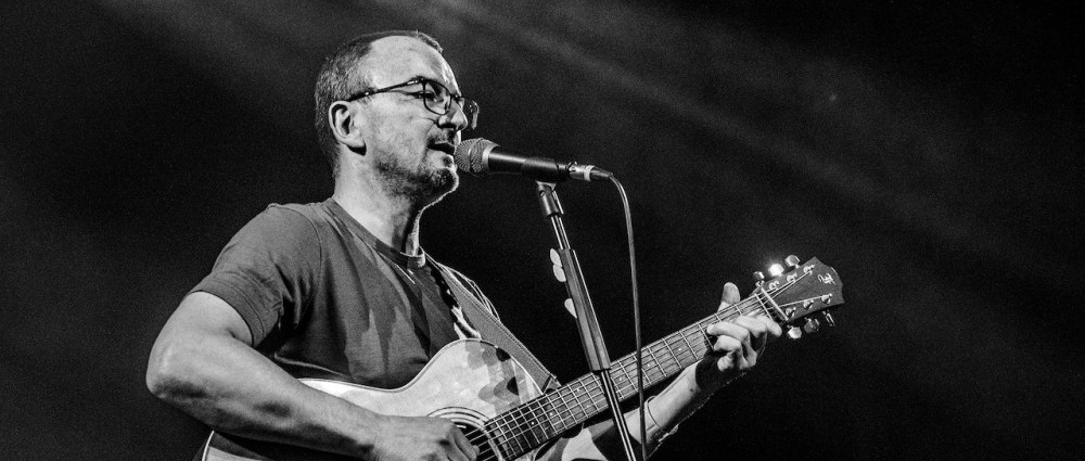 Tomáš Průša přichází s debutovou deskou Černá a bílá