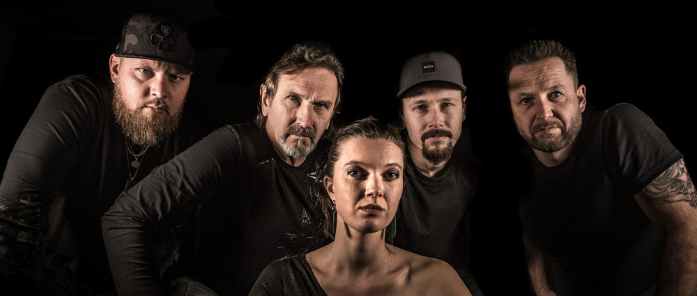 DENYHO PARŤÁCI uctívají Pikovou královnu