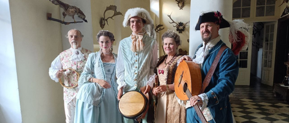 Šáruš History Fashion ve spolupráci s hudební skupinou LUCREZIA BORGIA nahlíží do rozverného života Marie Antoinetty
