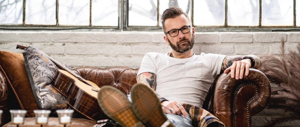 Písničkář Láska představuje nový singl s klipem z oblíbeného místa sebevrahů